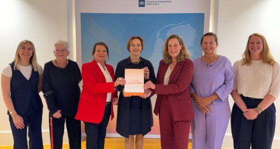 Afbeelding voor Agenda Ondervoeding NL aangeboden aan staatssecretaris