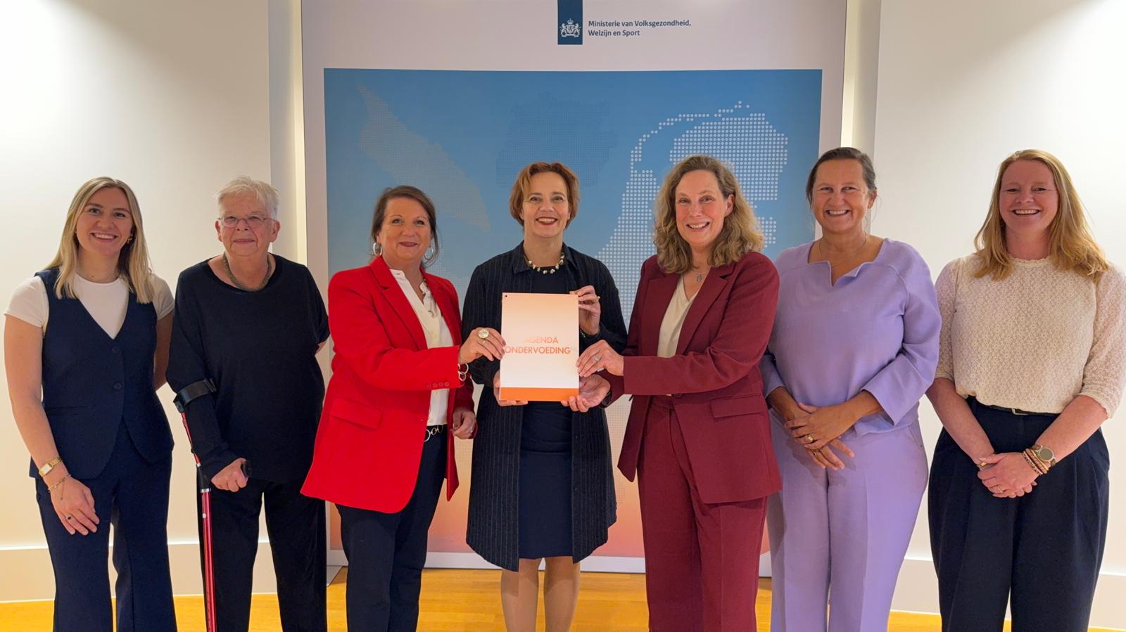 Afbeelding Agenda Ondervoeding NL aangeboden aan staatssecretaris